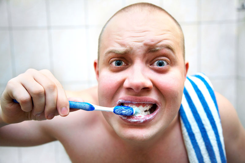 Чистка зубов по утрам