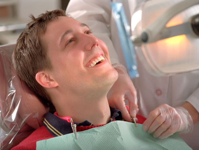 Счастливый пациент со здоровыми зубами