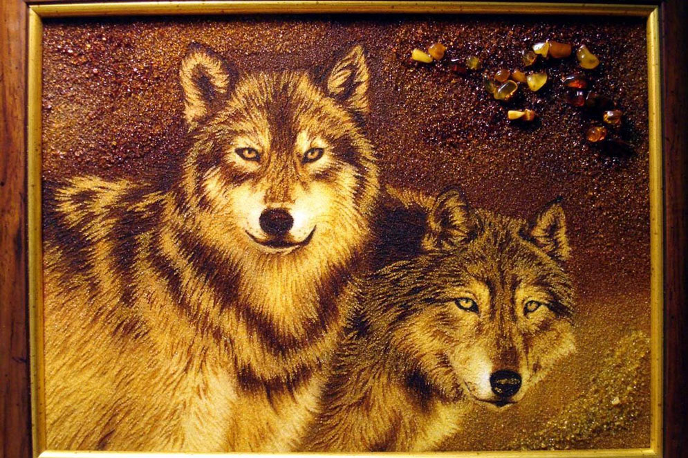 Портрет волков из янтаря
