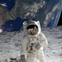 Американец на луне